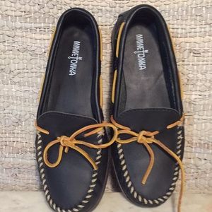 MINNETONKA BLACK LEATHER MOCCASSINS